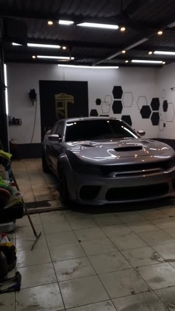 Dodge Charger gris en el taller de Radical Clean