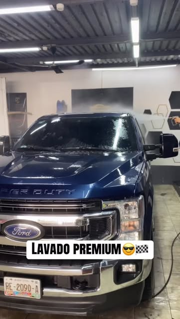 Ford Super Duty azul durante lavado premium
