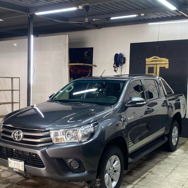 Toyota Hilux gris recién detallada