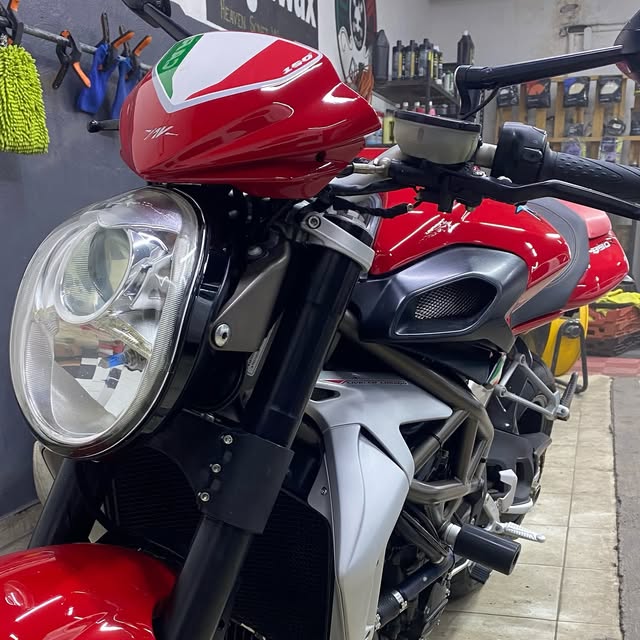 Motocicleta MV Agusta roja detallada