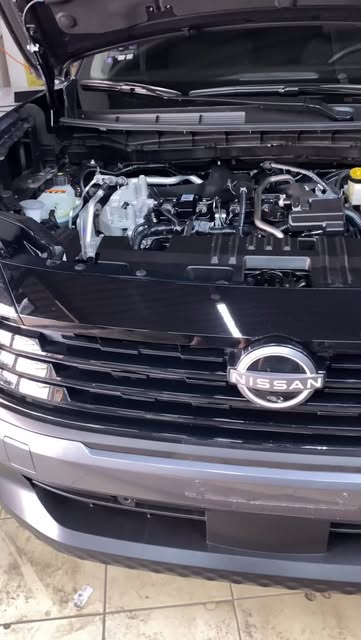 Compartimento de motor Nissan limpio