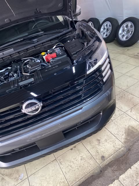 Nissan con motor recién limpiado
