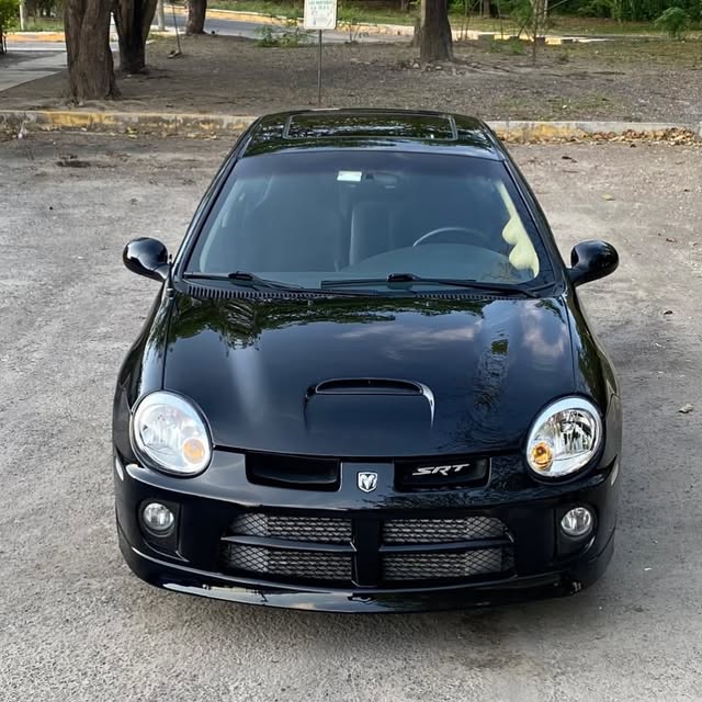 Dodge Neon SRT negro con pintura brillante después del detallado